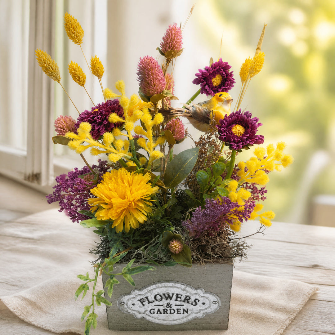 Szene Tischgesteck Sommergesteck Vogel Chrysanthemen Mimosen Gräser lila gelb