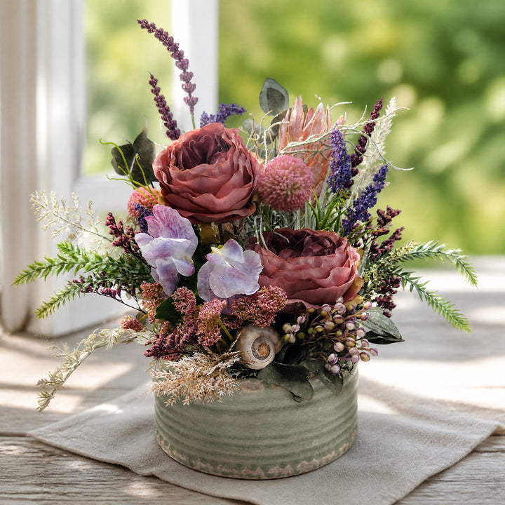 Szene Sommergesteck Rosen Wicke Lavendel Gräser altrosa lila