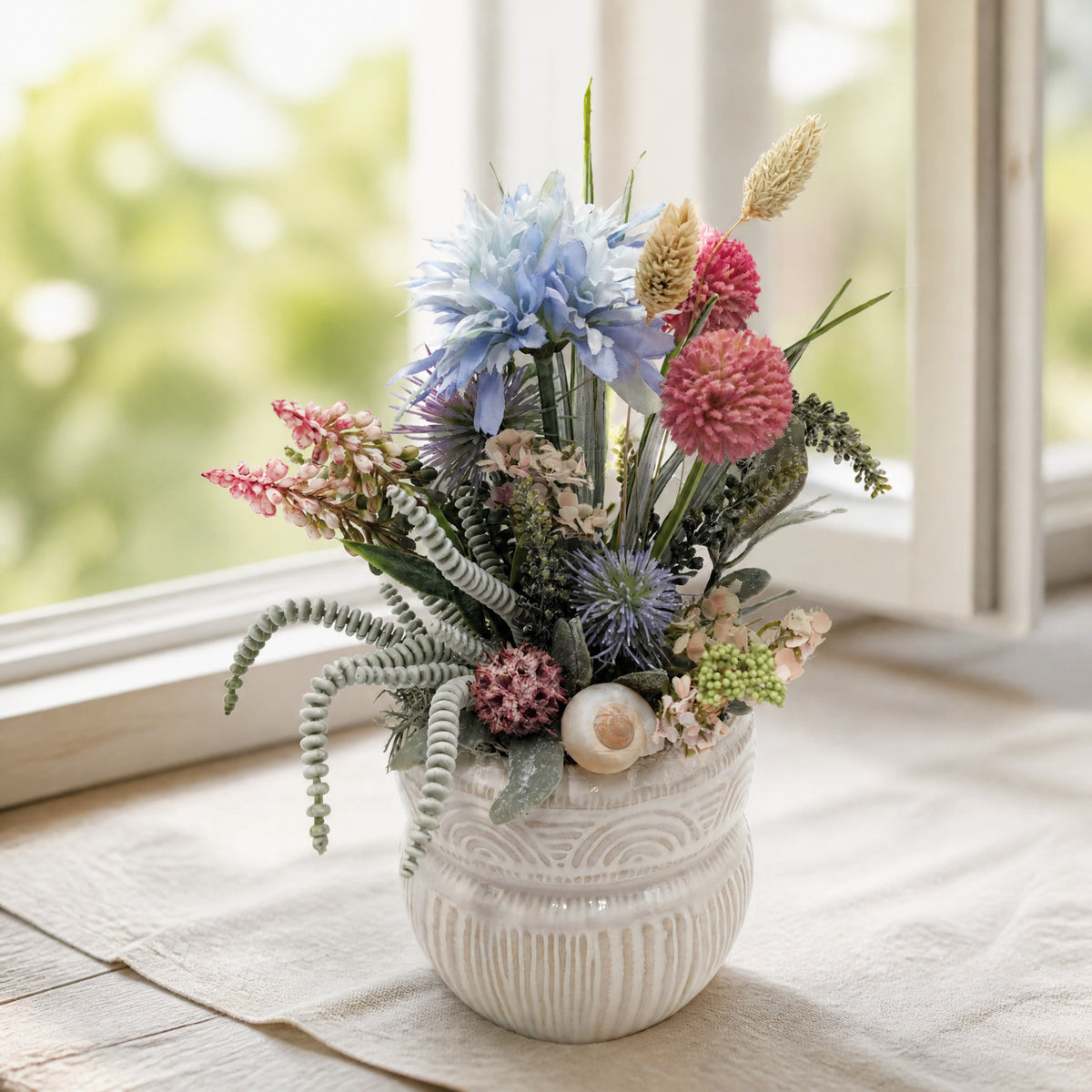 Szene Sommergesteck Schnecke Hyazinthe Blüten Gräser rosa blau