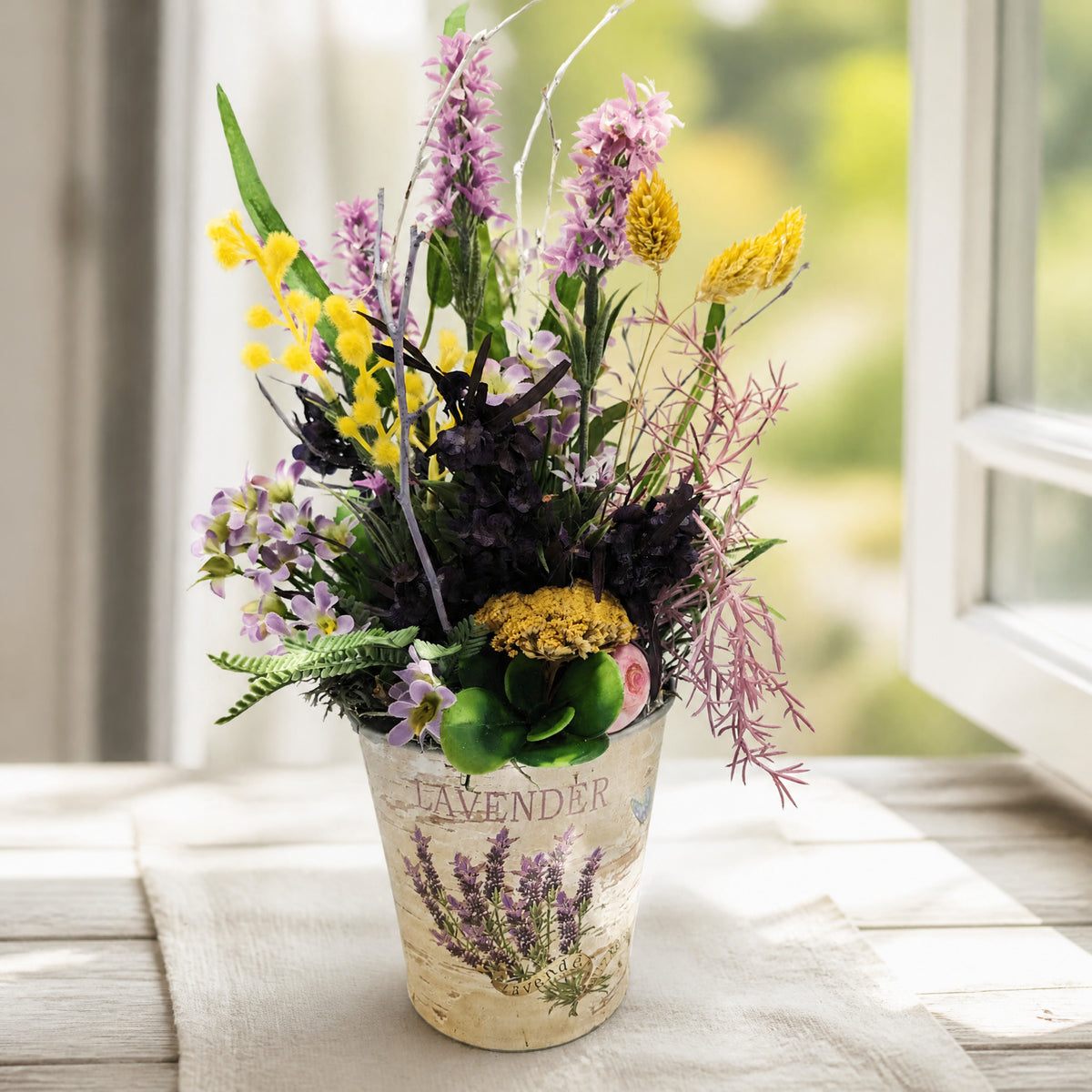 Szene Sommergesteck Schnecke Mimose Lavendel Sukkulente Gräser lila gelb