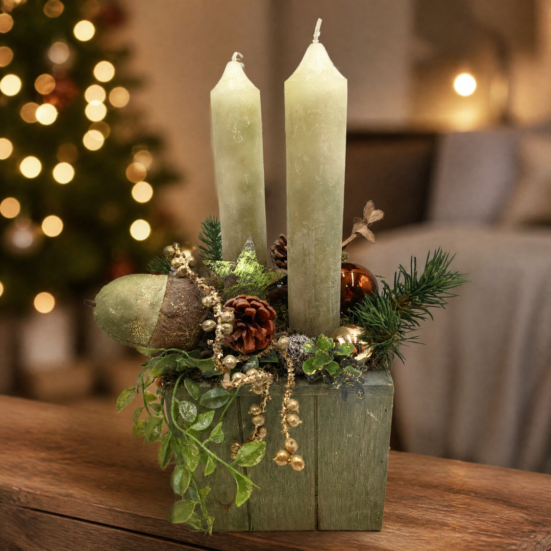 Szene Wintergesteck Weihnachtsgesteck Kerzen Kugeln Zapfen Tanne grün gold