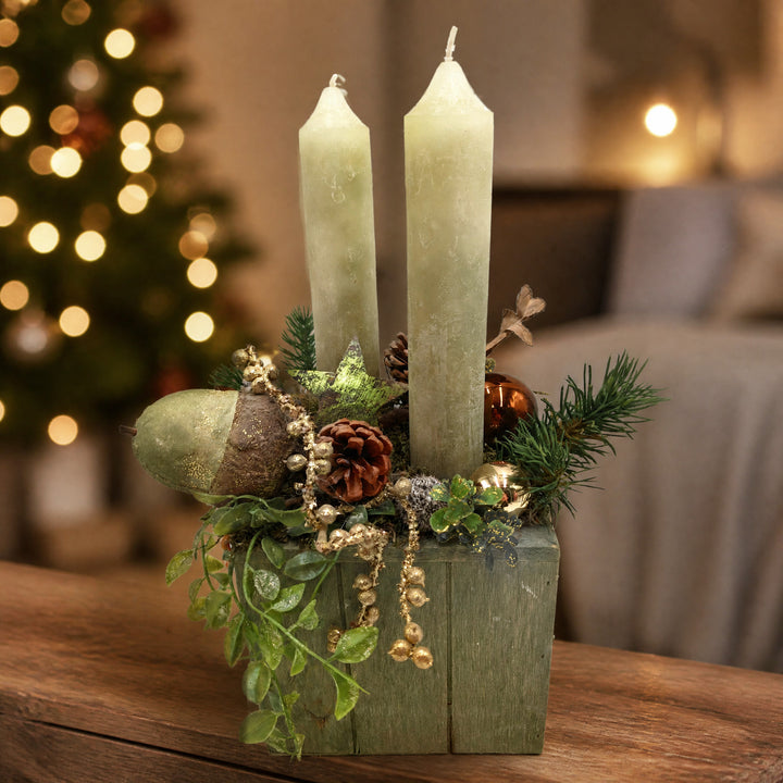Szene Wintergesteck Weihnachtsgesteck Kerzen Kugeln Zapfen Tanne grün gold