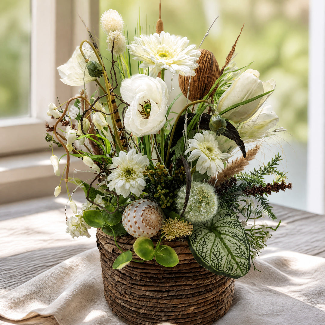 Szene Sommergesteck Schnecke Tulpe Gerbera Gräser weiß natur