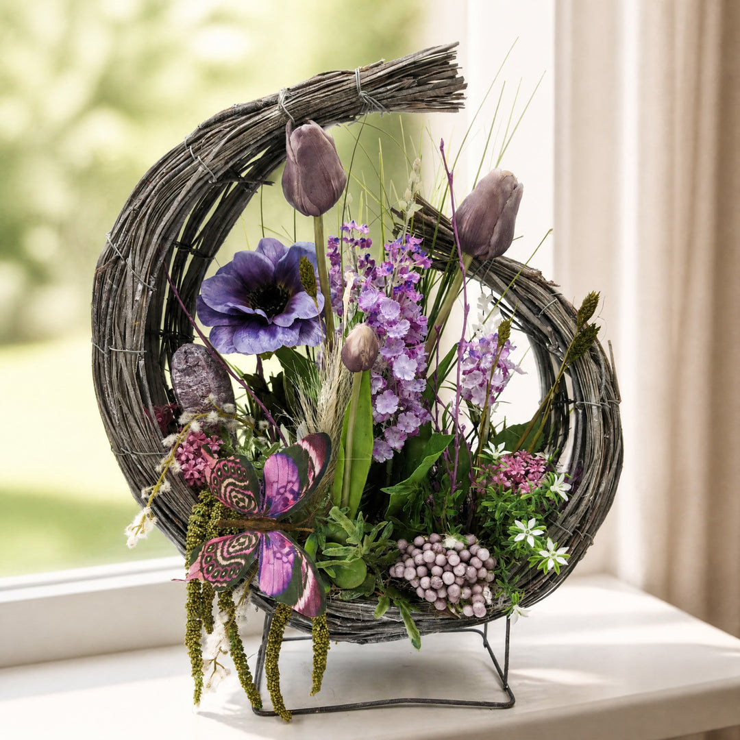 Szene Sommergesteck Schmetterling Tulpen Anemone Beeren Gräser lila