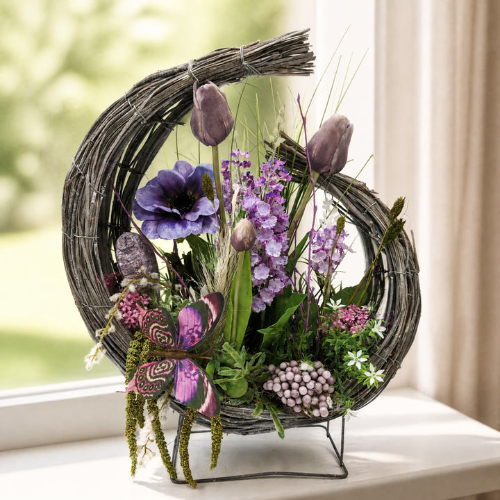 Szene Sommergesteck Schmetterling Tulpen Anemone Beeren Gräser lila