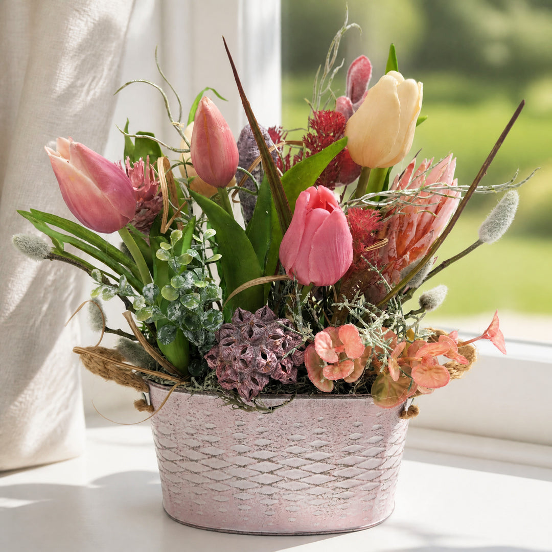 Szene Frühlingsgesteck Tulpen Protea Kätzchen Gräser rosa creme