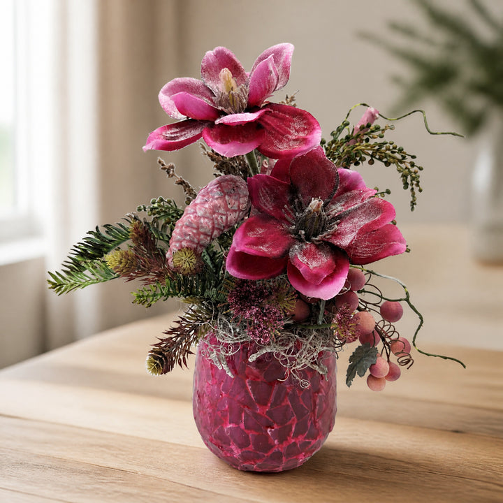 Szene Sommergesteck Magnolie Zapfen Beeren Gräser pink