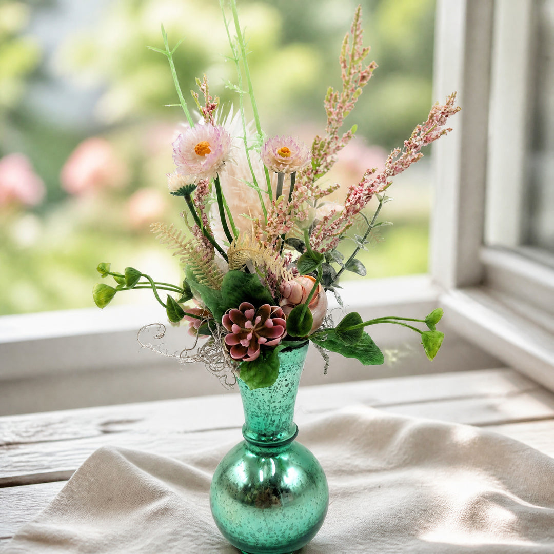 Szene Sommergesteck Vase Schnecke Feder Blüten Gräser mint rosa