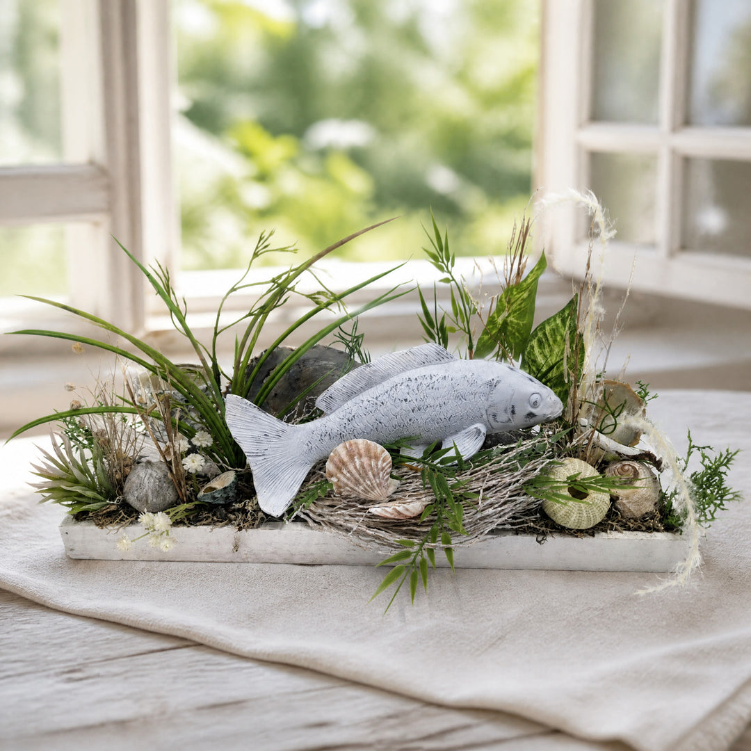 Szene Sommergesteck Teelicht Fisch Muschel Schnecke Gräser weiß silber