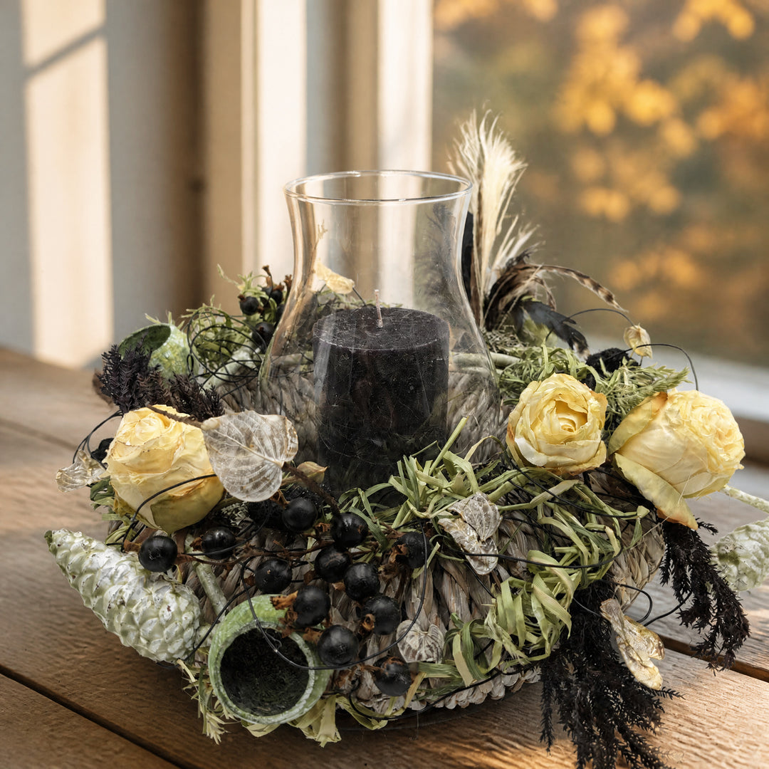 Szene Herbstgesteck Windlicht Kerze Zapfen Feder Rosen schwarz creme