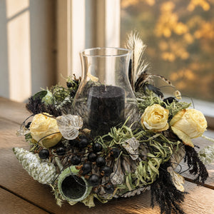 Szene Herbstgesteck Windlicht Kerze Zapfen Feder Rosen schwarz creme