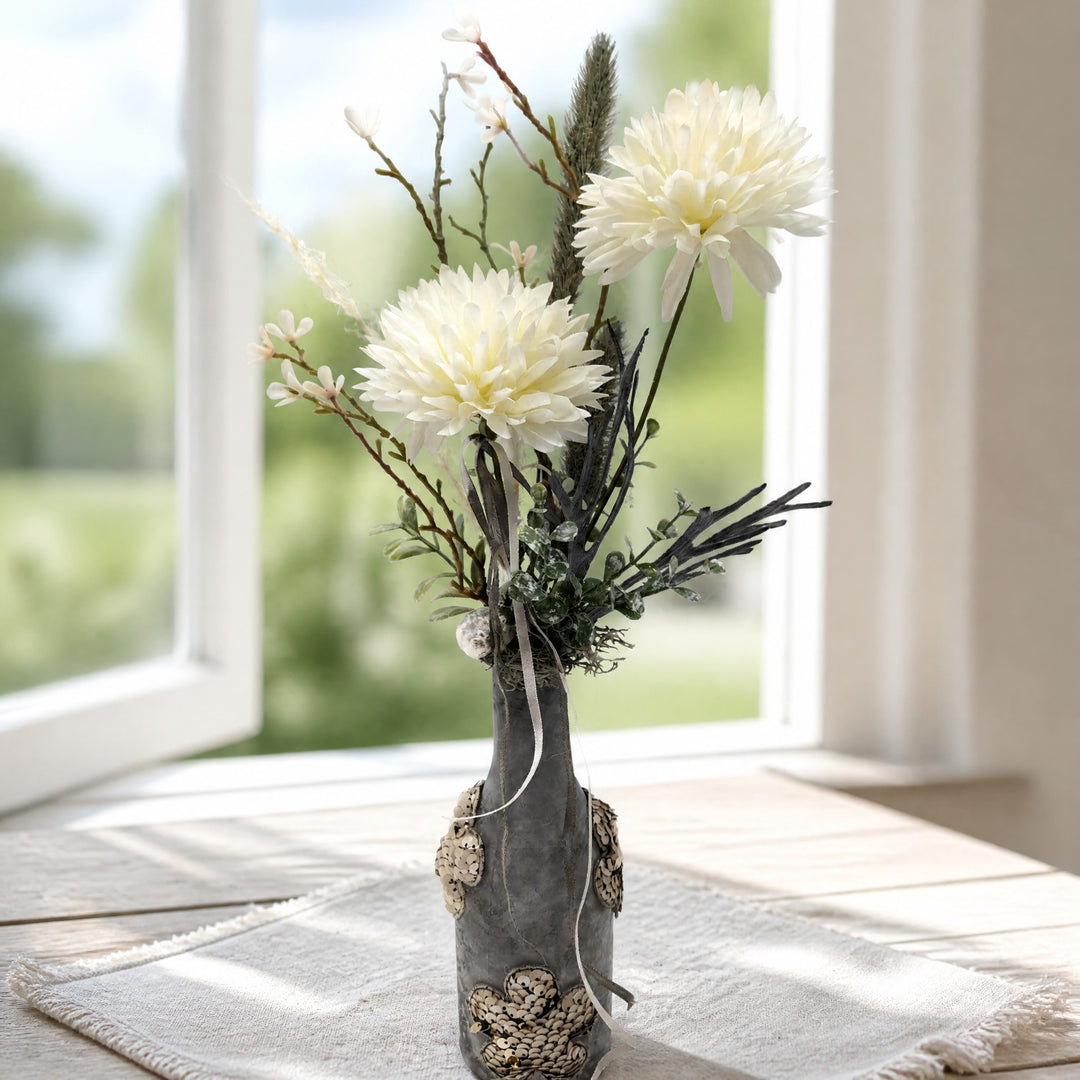 Szene Sommergesteck Dahlien Gräser Schnecke weiß grau in Vase