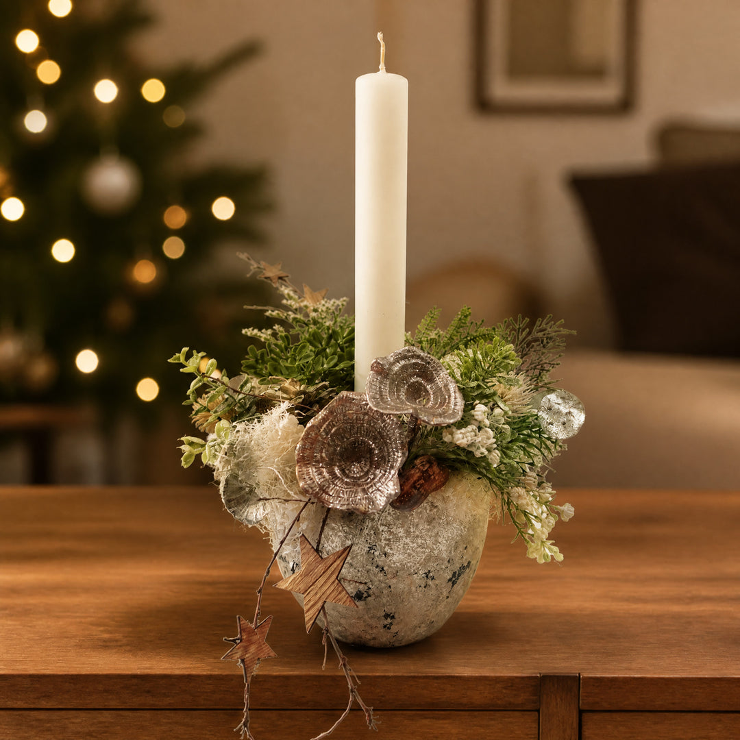 Szene Weihnachtsgesteck Kerze Sterne Zapfen Tanne creme natur