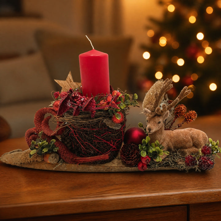 Szene Weihnachtsgesteck Kerze Hirsch Kugel Stern Beeren rot natur