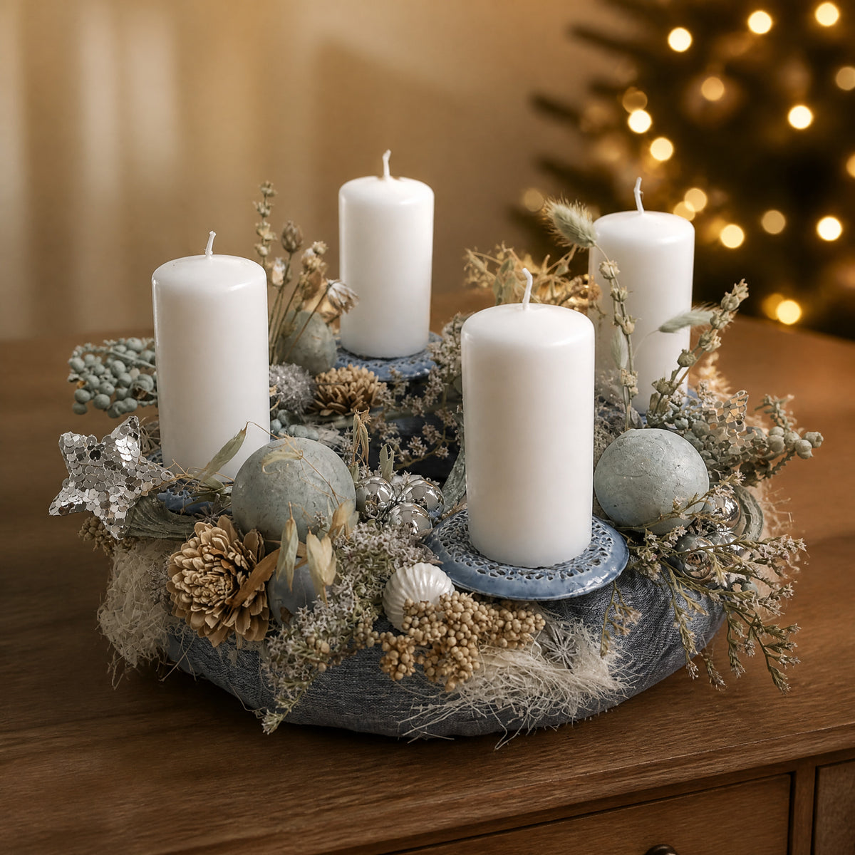 Szene Weihnachtsgesteck Adventsgesteck Kranz Kerzen Kugeln Beeren Gräser mint