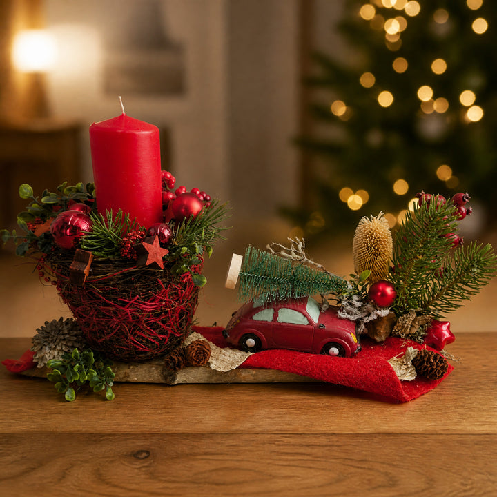 Szene Weihnachtsgesteck Kerze Auto Tannenbaum Kugeln Stern rot grün