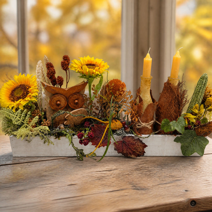 Szene Herbstgesteck Kerzen Flaschen Eule Maiskolben Sonnenblumen gelb