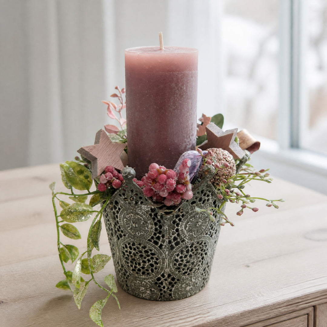 Szene Wintergesteck Kerze Sterne Beeren Gräser rosa silber