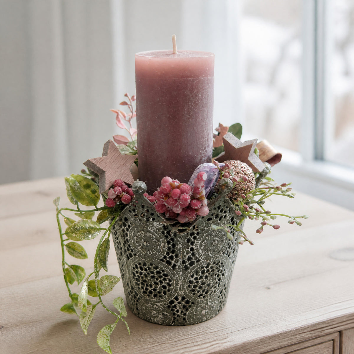Szene Wintergesteck Kerze Sterne Beeren Gräser rosa silber