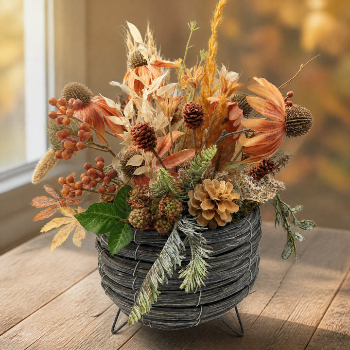 Szene Herbstgesteck Sonnenhut Zapfen Beeren Gräser orange grau