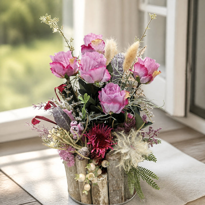 Szene Sommergesteck Rosen Zapfen Beeren Gräser rosa creme