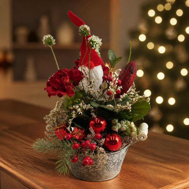 Szene Weihnachtsgesteck Wichtel Kugeln Geschenke Beeren Tanne rot