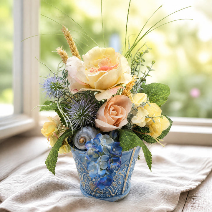 Szene Sommergesteck Rosen Distel Gräser Schnecke blau apricot