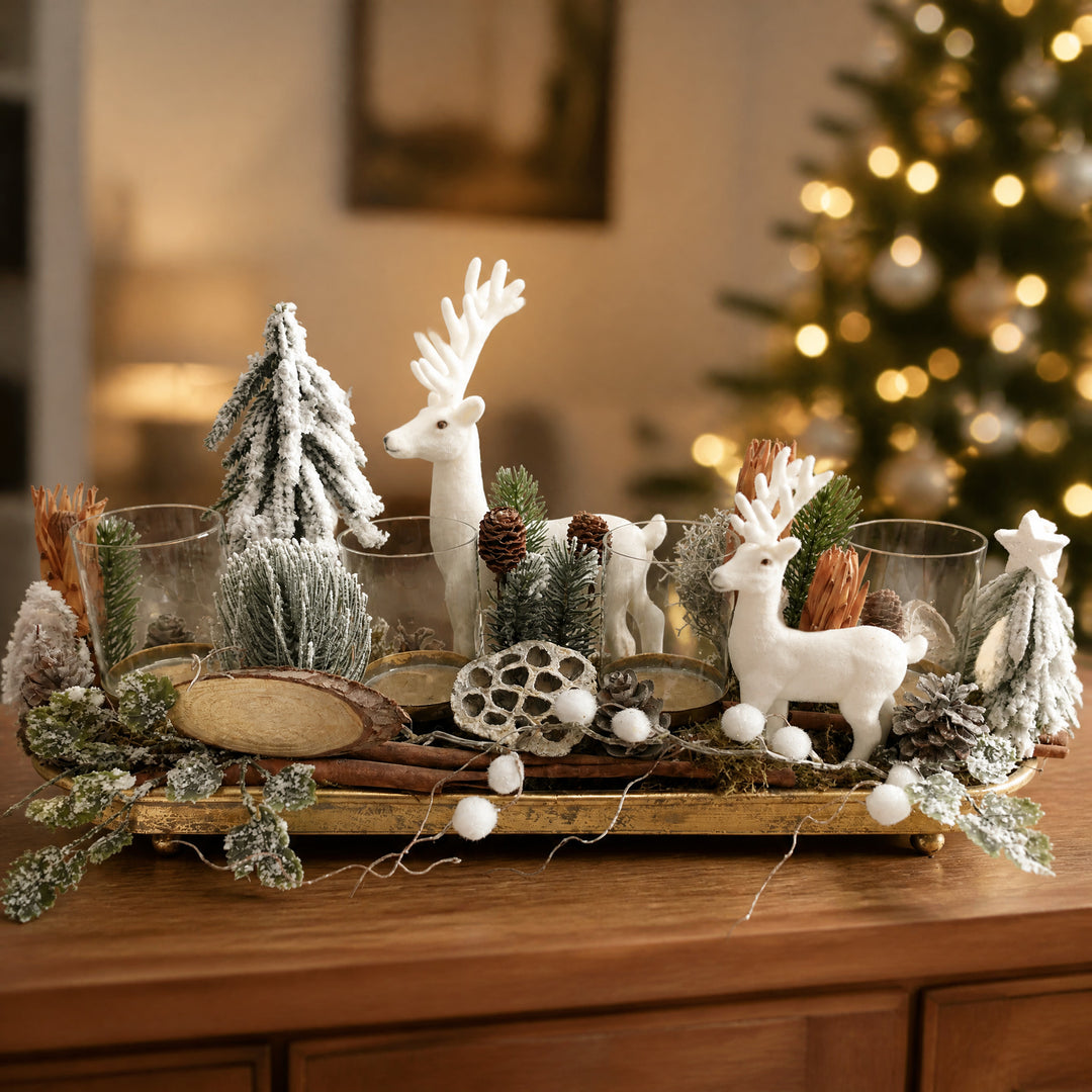 Szene Weihnachtsgesteck Teelicht Hirsch Zapfen Tannenbäumchen weiß gold