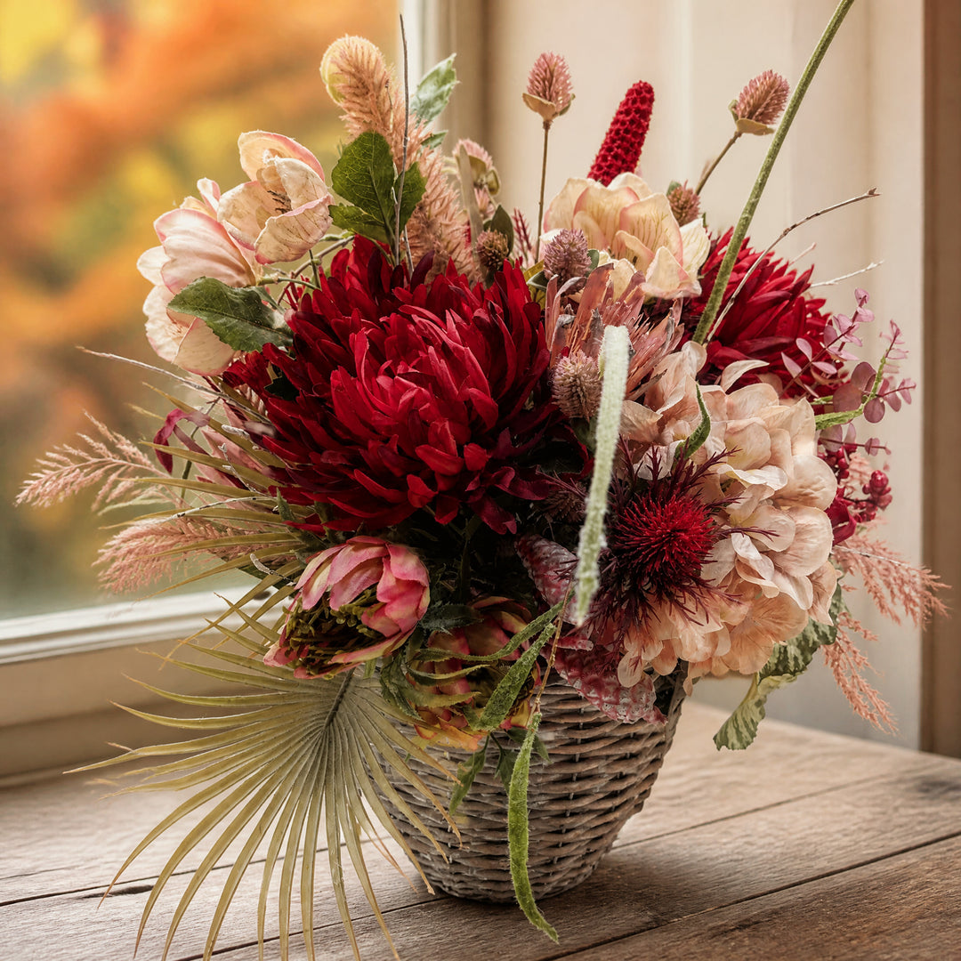 Szene Herbstgesteck Chrysantheme Hortensie Protea Gräser rot rosa