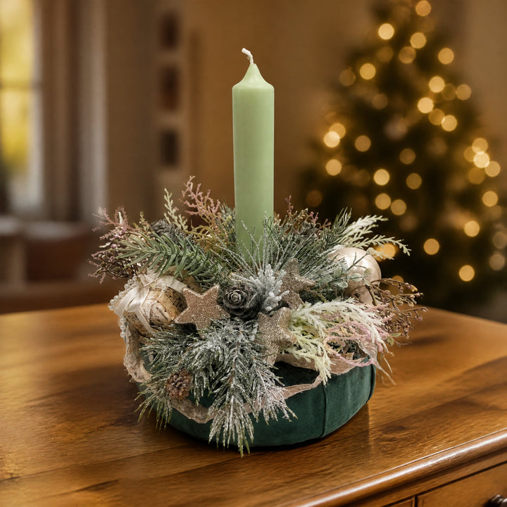 Szene Weihnachtsgesteck Kerze Kugel Stern Zapfen creme grün