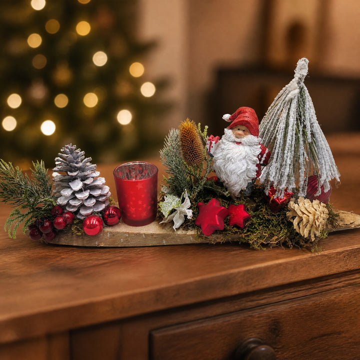 Szene Weihnachtsgesteck Teelicht Kugel Stern Beeren Tanne Weihnachtsmann rot