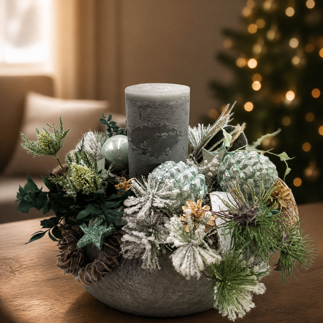 Szene Weihnachtsgesteck Kerze Kugel Stern Distel mint grau