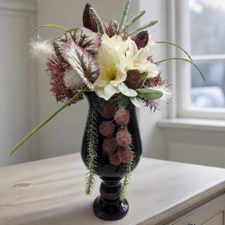 Szene Wintergesteck Amaryllis Distel Gräser Tanne lila weiß