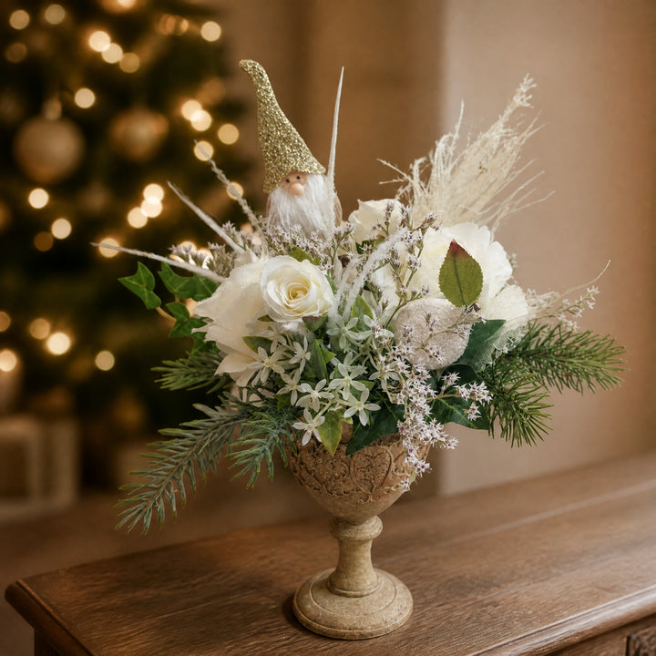 Szene Weihnachtsgesteck Rosen Wichtel Tanne Kugel creme gold