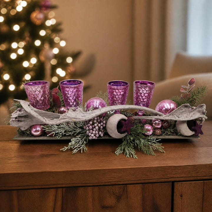 Szene Weihnachtsgesteck Teelicht Kugeln Stern Tanne rosa lila