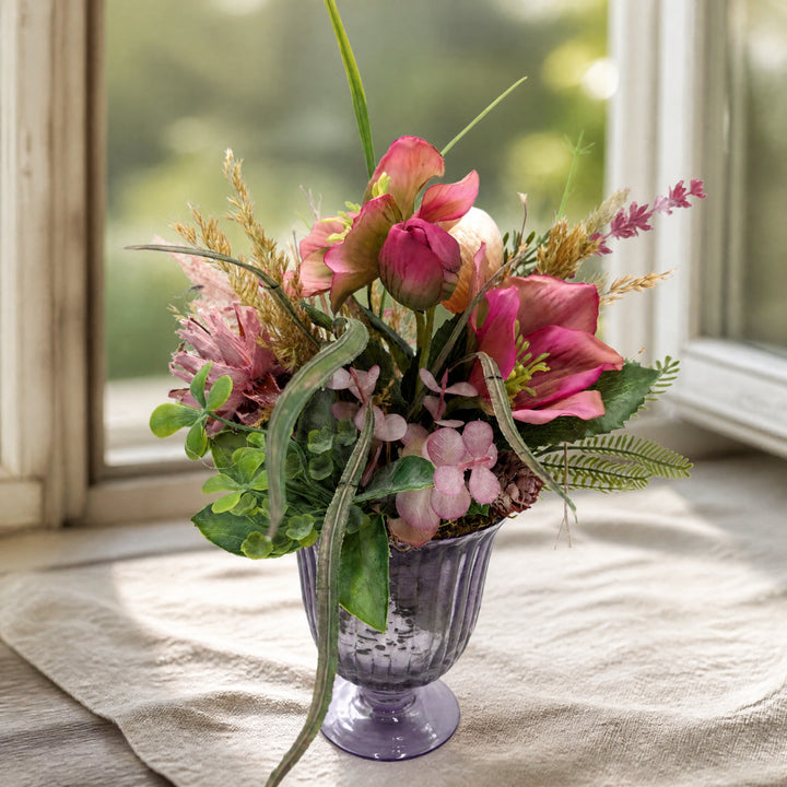 Szene Sommergesteck Pokal Lenzrose Gräser Schnecke rosa lila