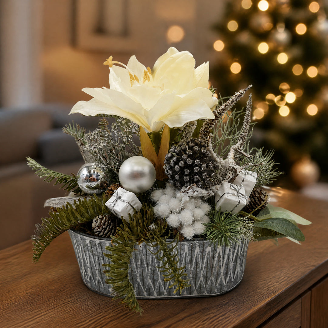 Szene Weihnachtsgesteck Amaryllis Kugeln Geschenke Tanne weiß silber