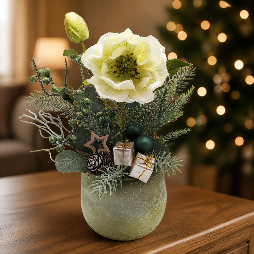 Szene Weihnachtsgesteck Christrose Kugeln Stern Geschenke grün weiß