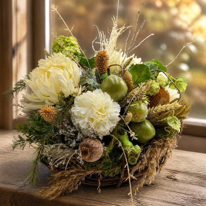 Szene Herbstgesteck Chrysantheme Nelke Hopfen Korb grün creme