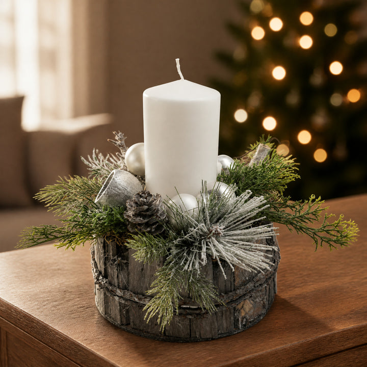 Szene Weihnachtsgesteck Kerze Kugeln Tanne Zapfen weiß silber