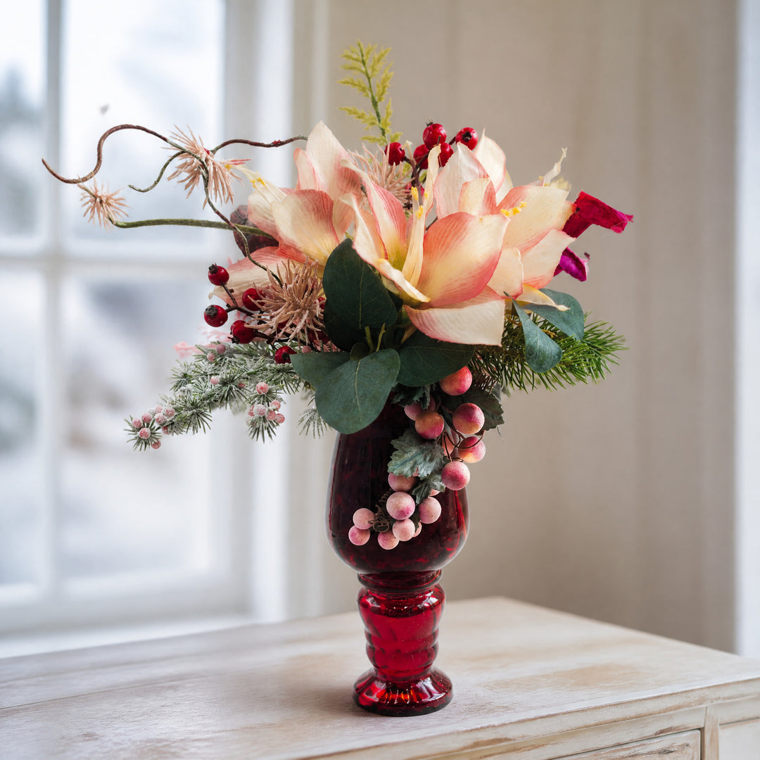 Szene Wintergesteck Amaryllis Beeren Tanne im roten Pokal rosa rot