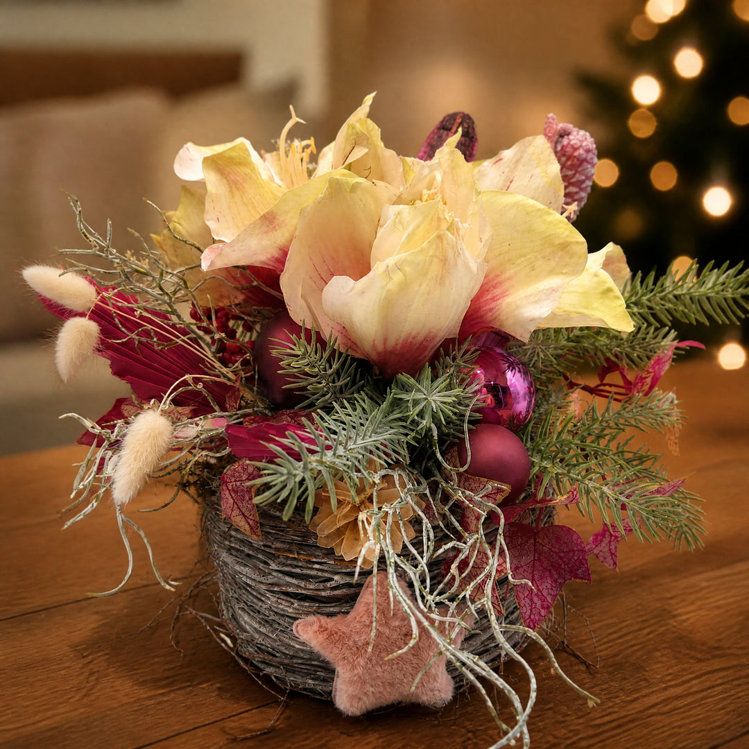 Szene Weihnachtsgesteck Amaryllis Kugeln Stern rosa beere