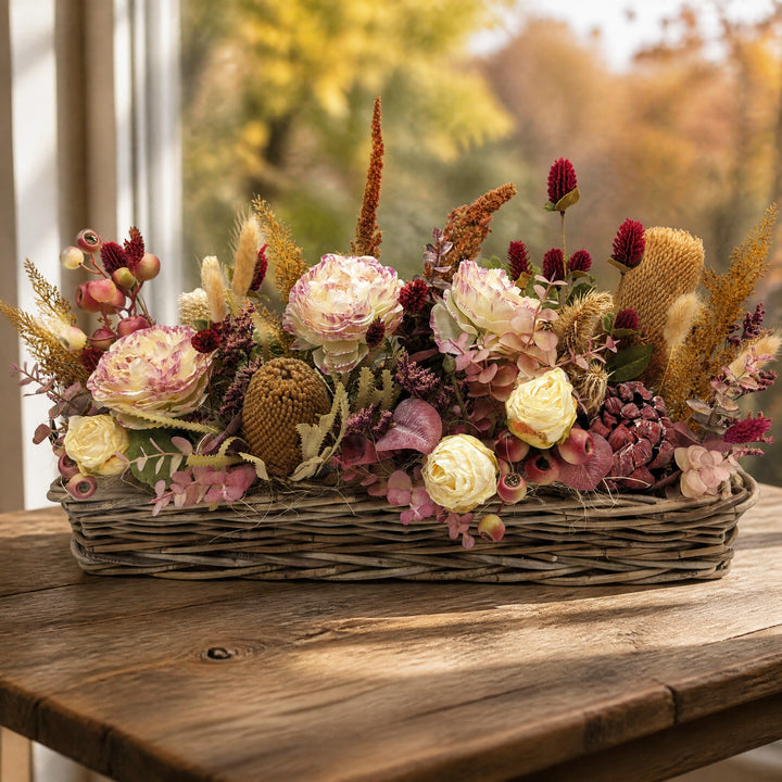 Szene Herbstgesteck Korb Rosen Disteln Beeren lila creme