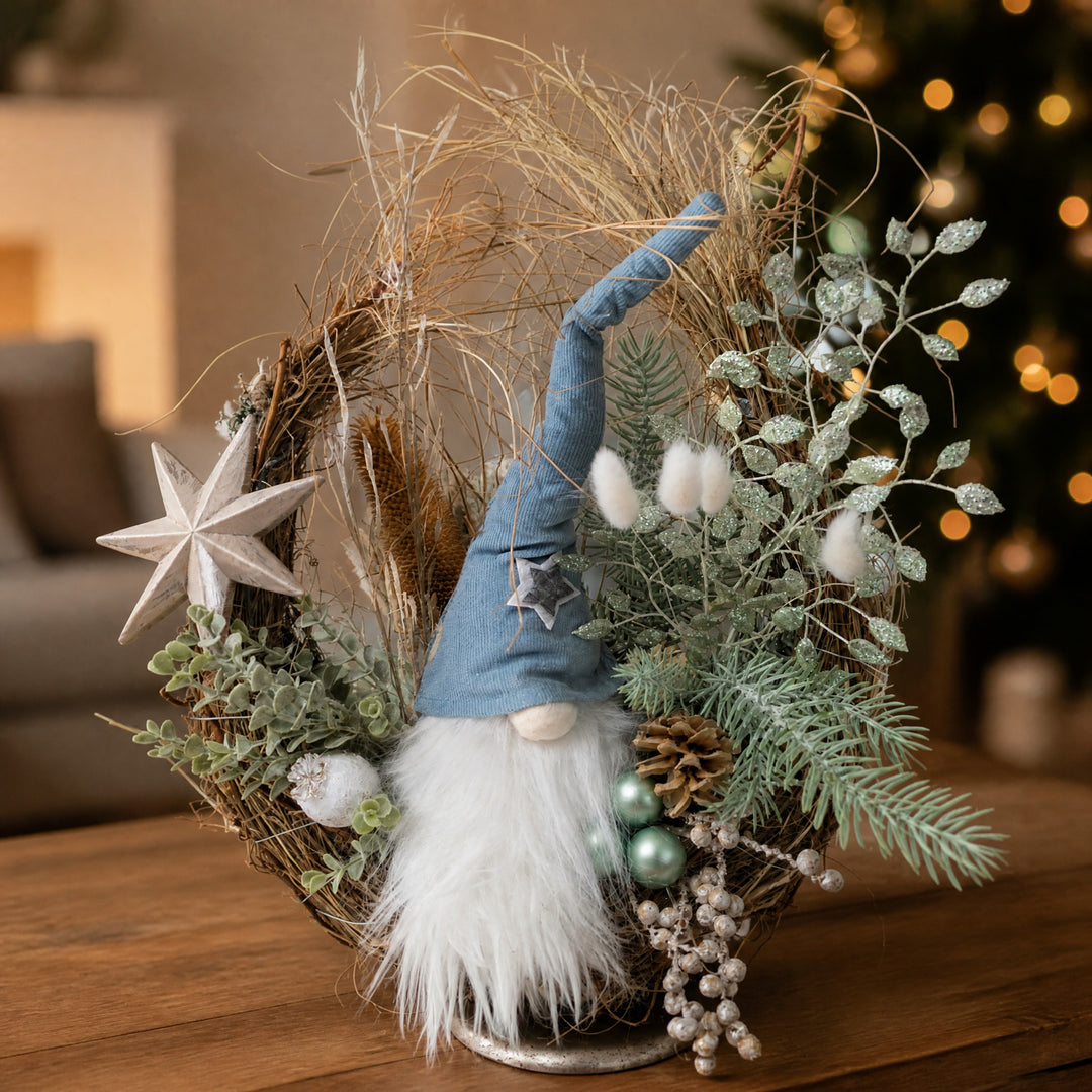 Szene Weihnachtsgesteck Wichtel Stern Kugeln Tanne mint blau