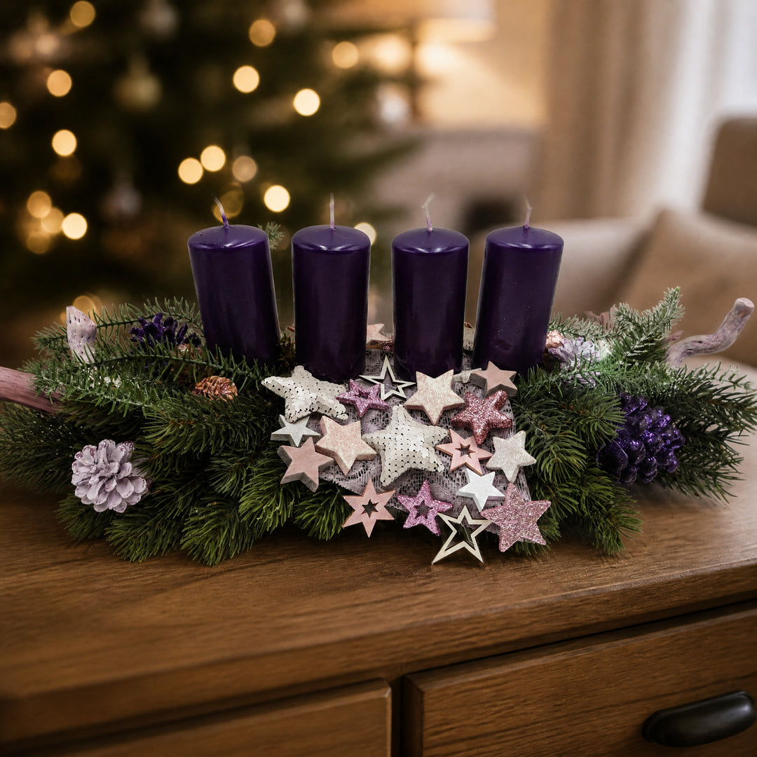 Szene Adventsgesteck Kerzen Sterne Zapfen Tanne lila rosa