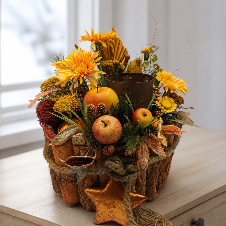 Szene Wintergesteck Teelicht Stern Äpfel Gerbera gelb orange