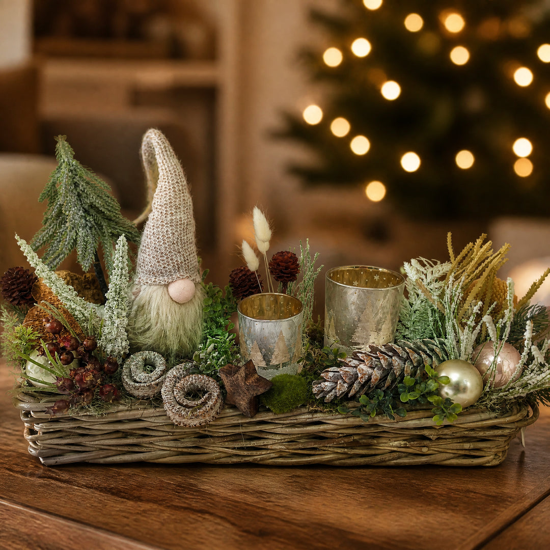 Szene Weihnachtsgesteck Korb Wichtel Teelicht Kugel Stern creme natur