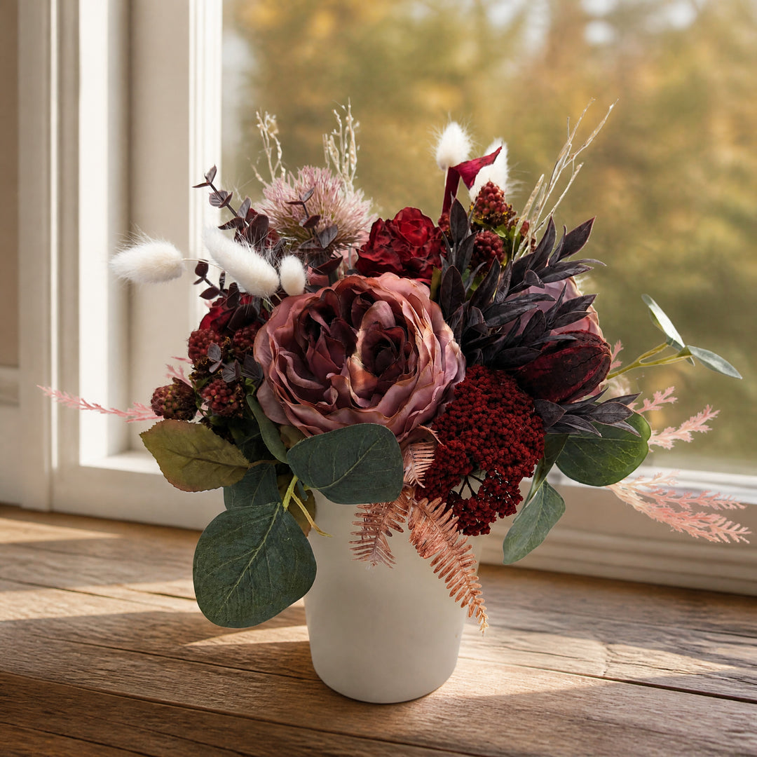 Szene Herbstgesteck Rosen Himbeeren Eukalyptus altrosa bordeaux