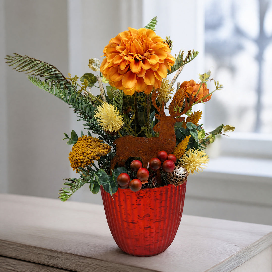 Szene Wintergesteck Reh Dahlie Beeren orange rot im Topf