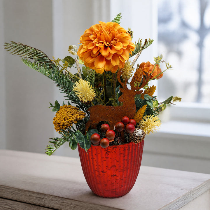 Szene Wintergesteck Reh Dahlie Beeren orange rot im Topf